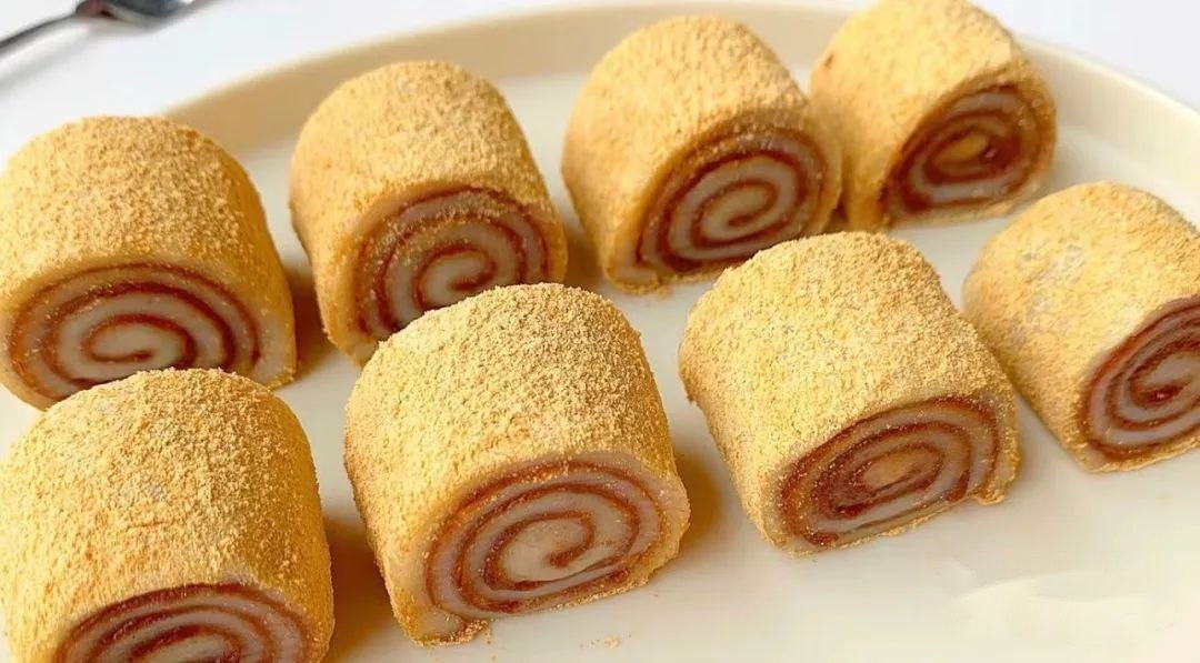 Lüdagun rice rolls filled with red bean paste and dusted with soybean flour